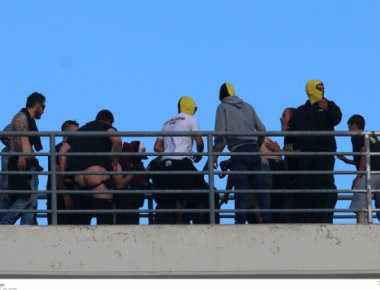 Τελικός της ντροπής: Έβγαλαν το εσώρουχο οπαδού της ΑΕΚ (φωτό)